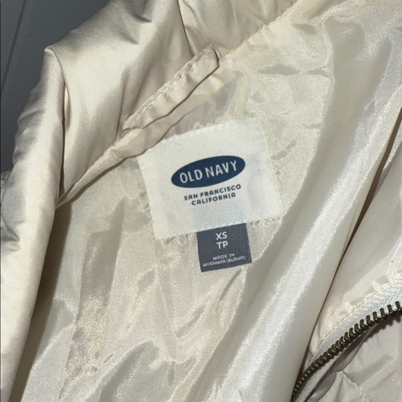 Old Navy Women's Beige Quilted Vest - Picture 4 of 4